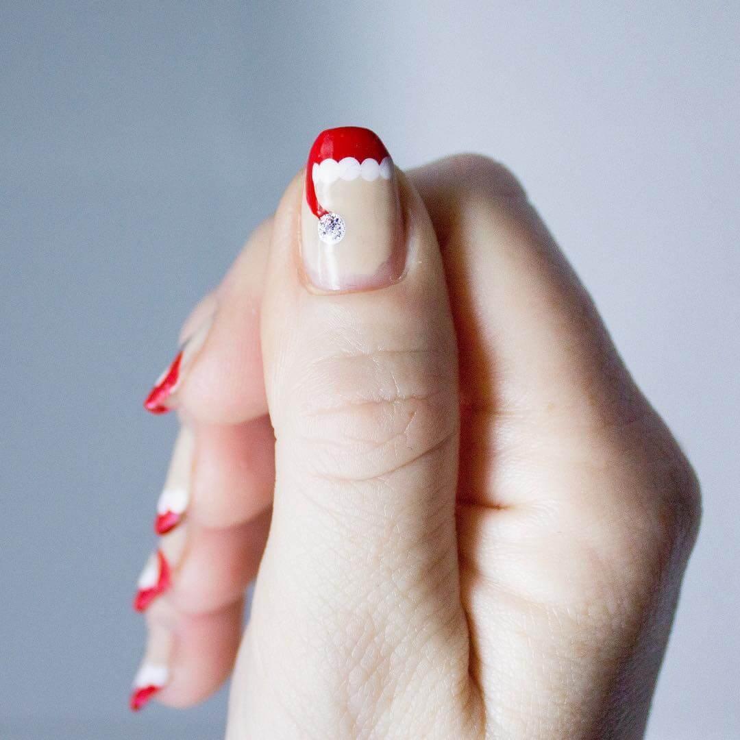 design simple de chapeau de Noël pour les ongles