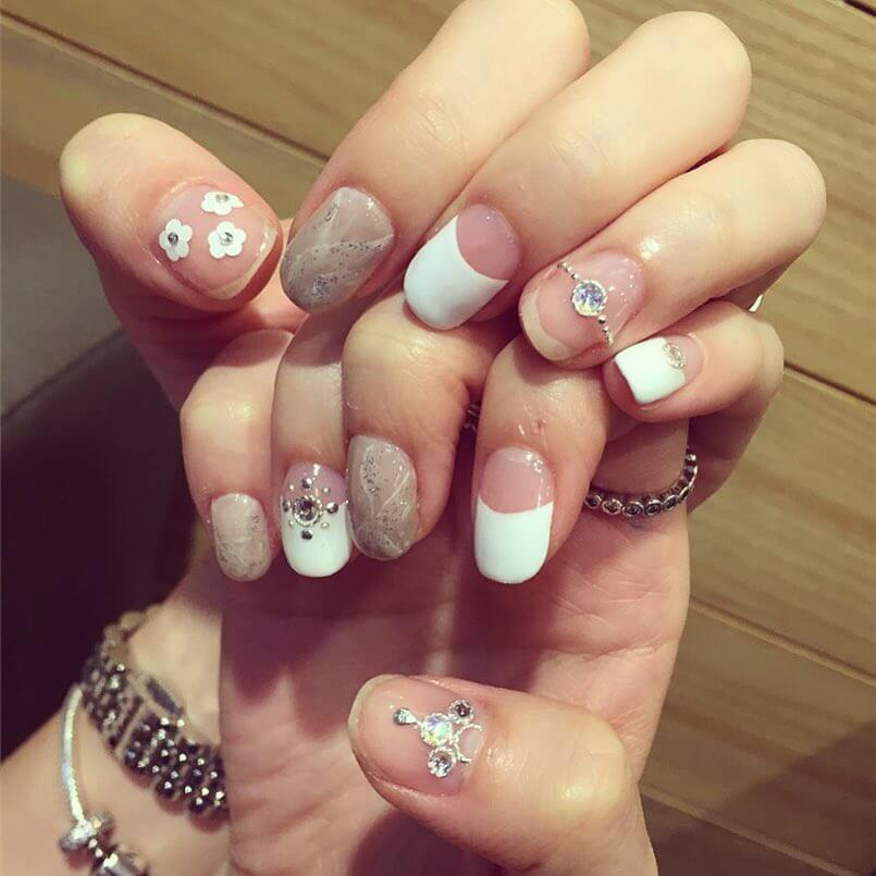 de beaux ongles avec des fleurs pour le mariage