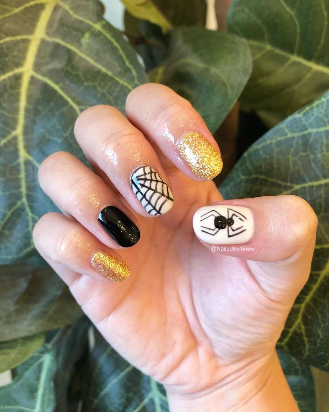 décoration d'art des ongles avec des araignées d'halloween