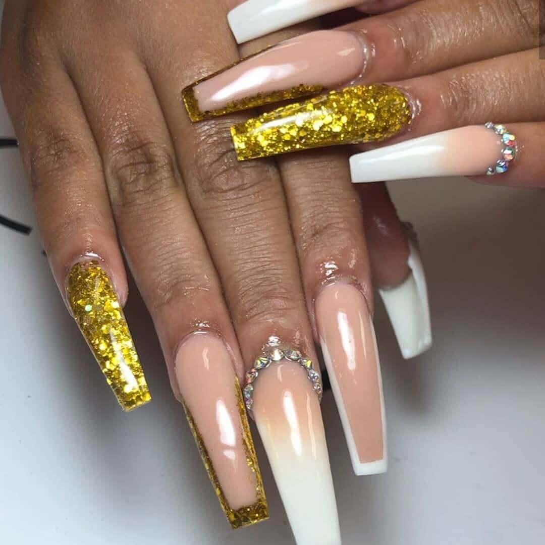 Décoration d'ongle long avec dorure