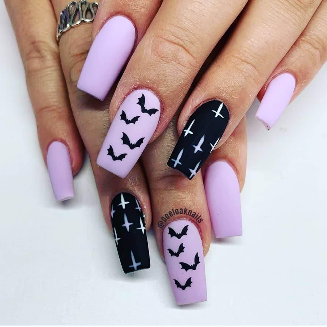 décoration d'ongles avec des chauves-souris pour halloween