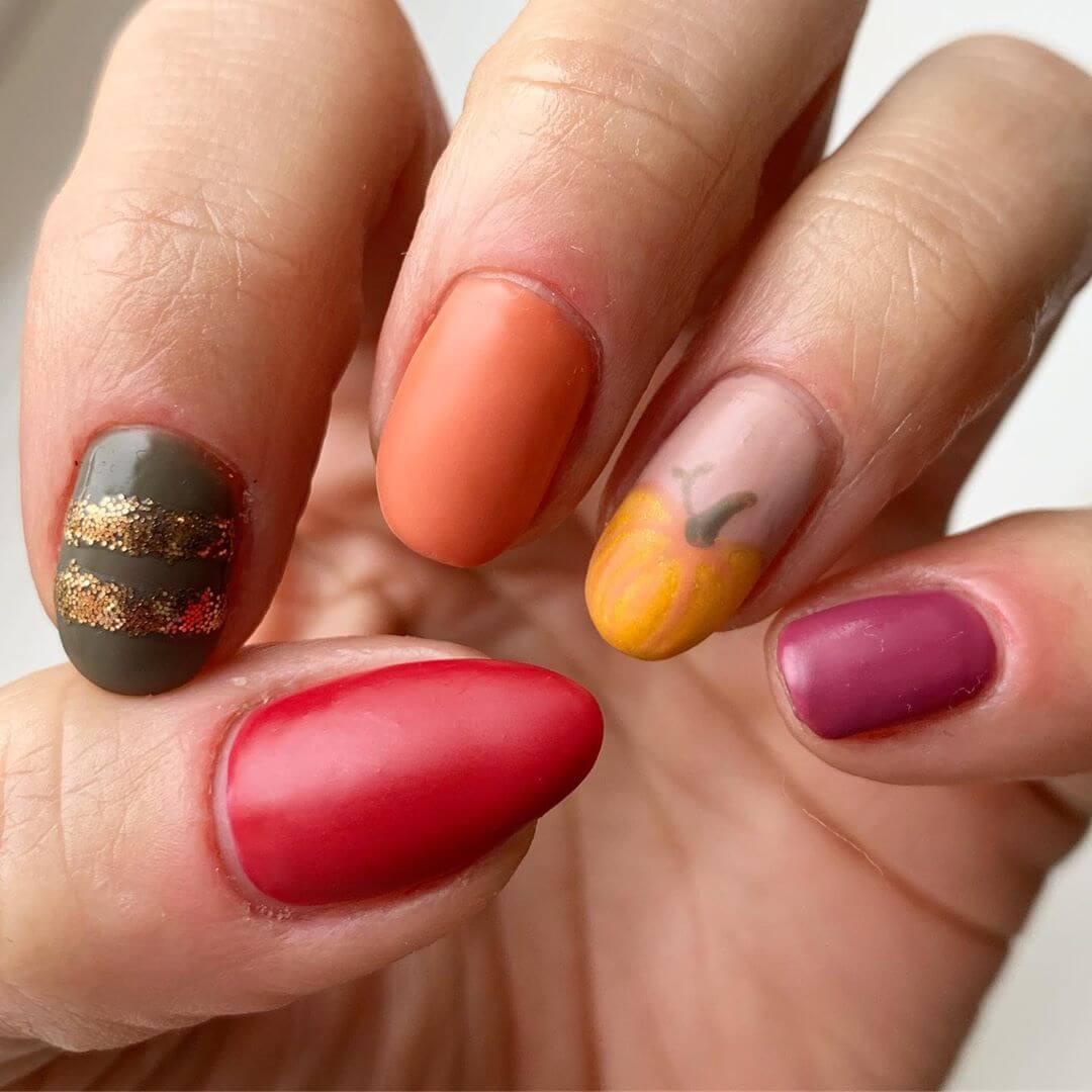 décoration d'ongles avec des citrouilles