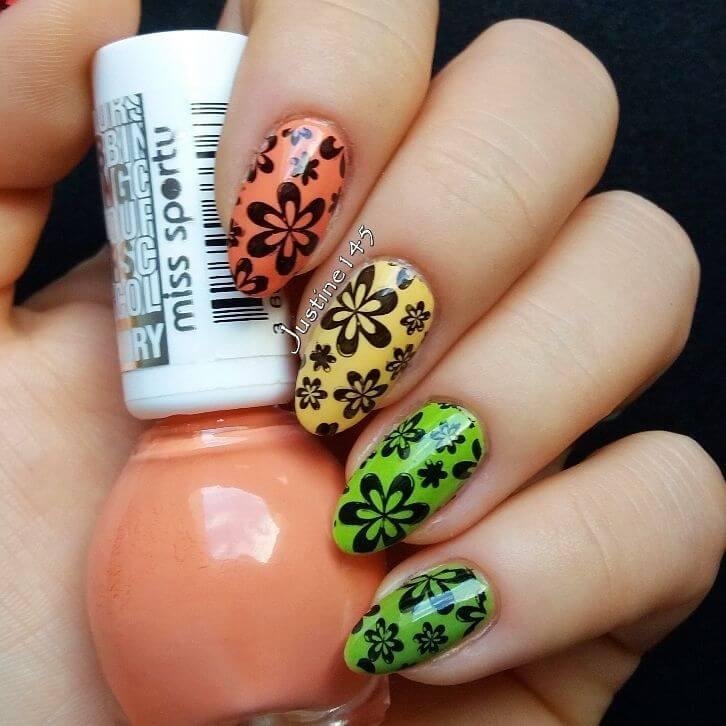 décoration d'ongles avec des fleurs noires