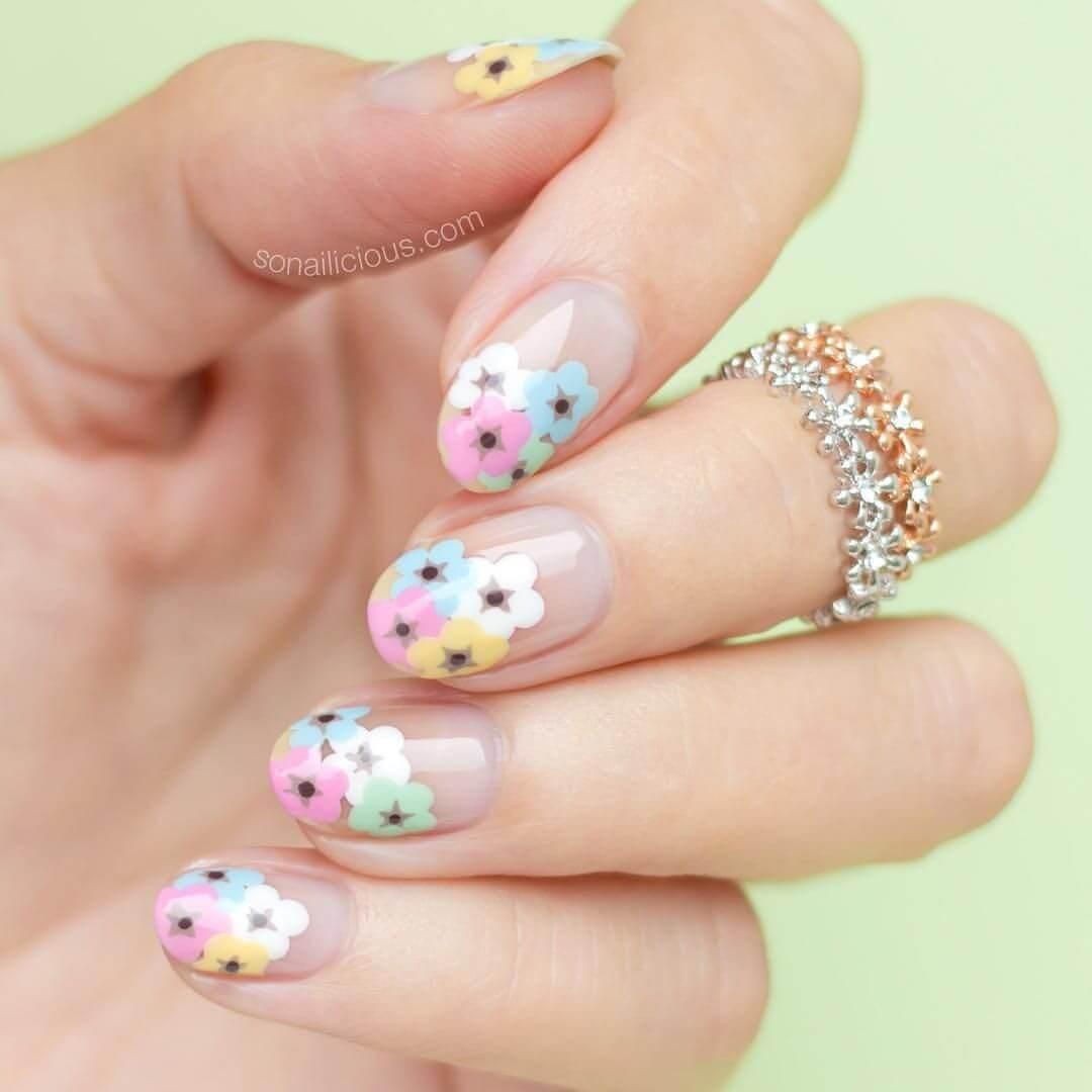décoration d'ongles avec des fleurs simples