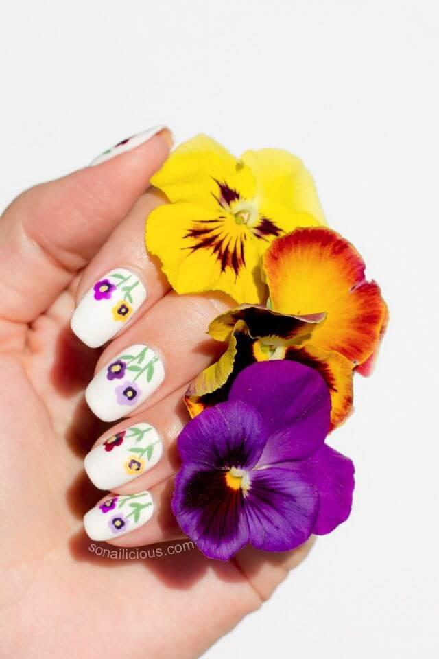 ongles simples avec fleurs