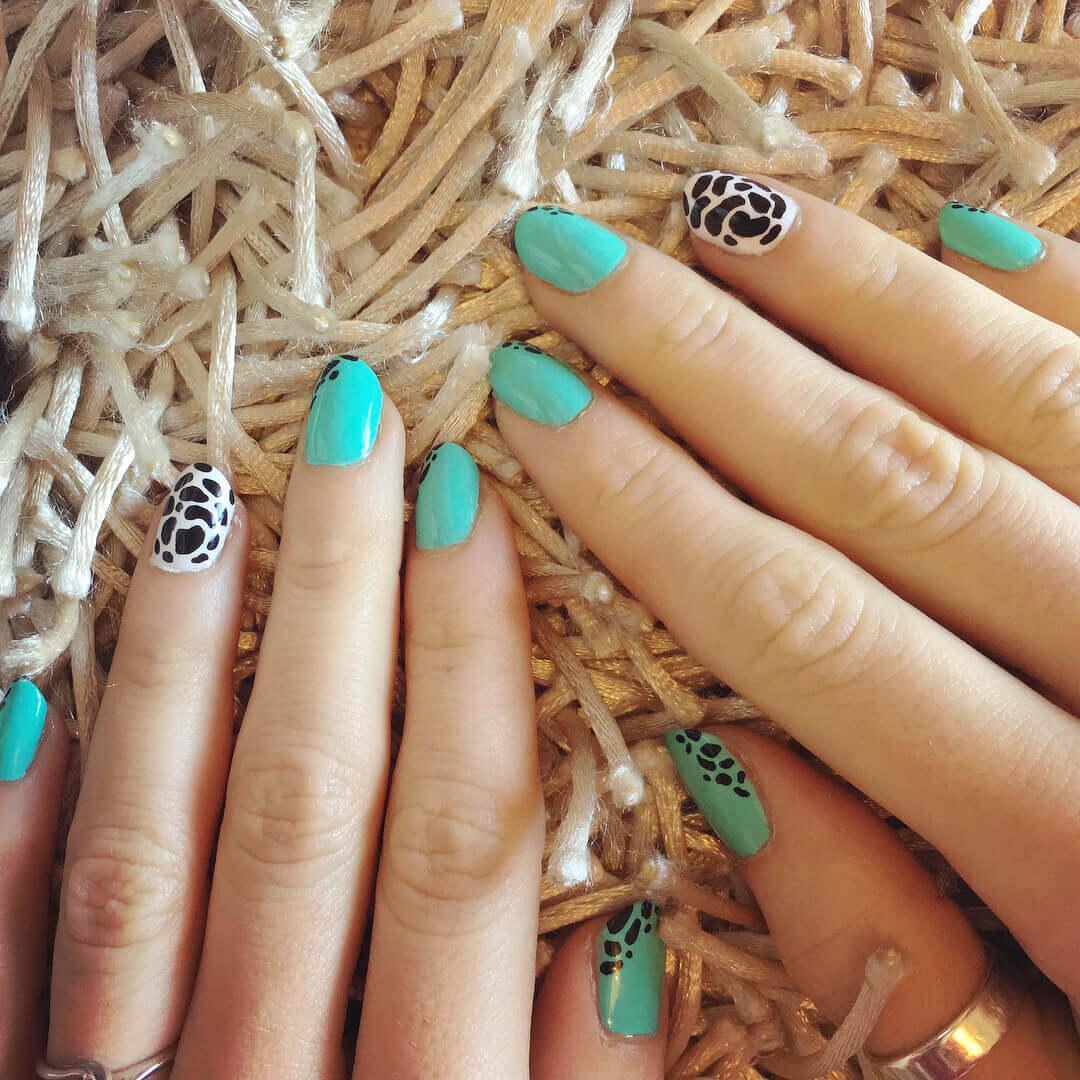 Plus de 80 motifs de ongles décorés en bleu clair 3