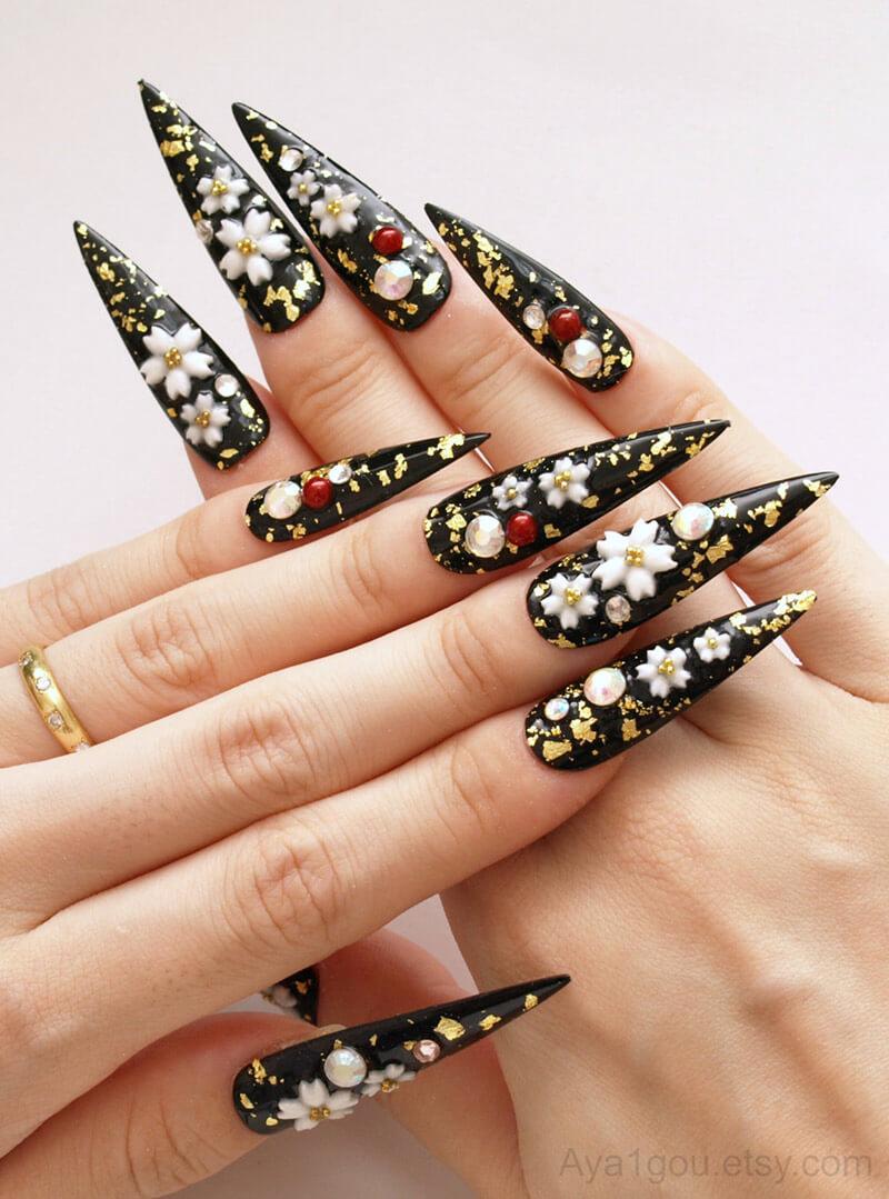 longs ongles noirs à stiletto avec fleurs