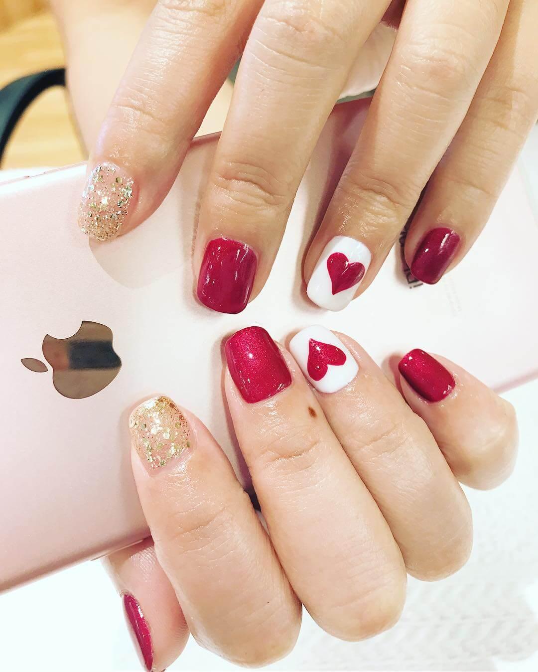 des ongles élégants avec des coeurs