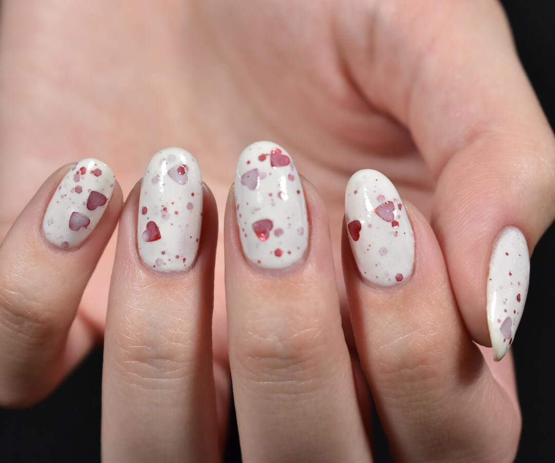 des ongles jeunes avec des coeurs