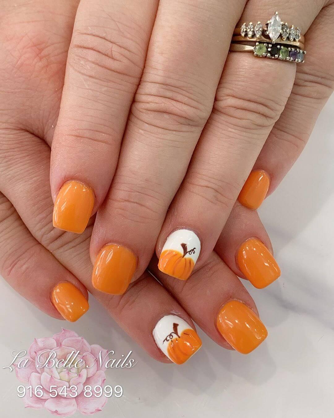design de citrouille pour les ongles d'halloween