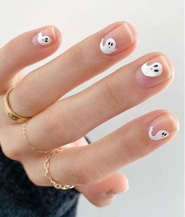 design d'ongles fantômes pour halloween