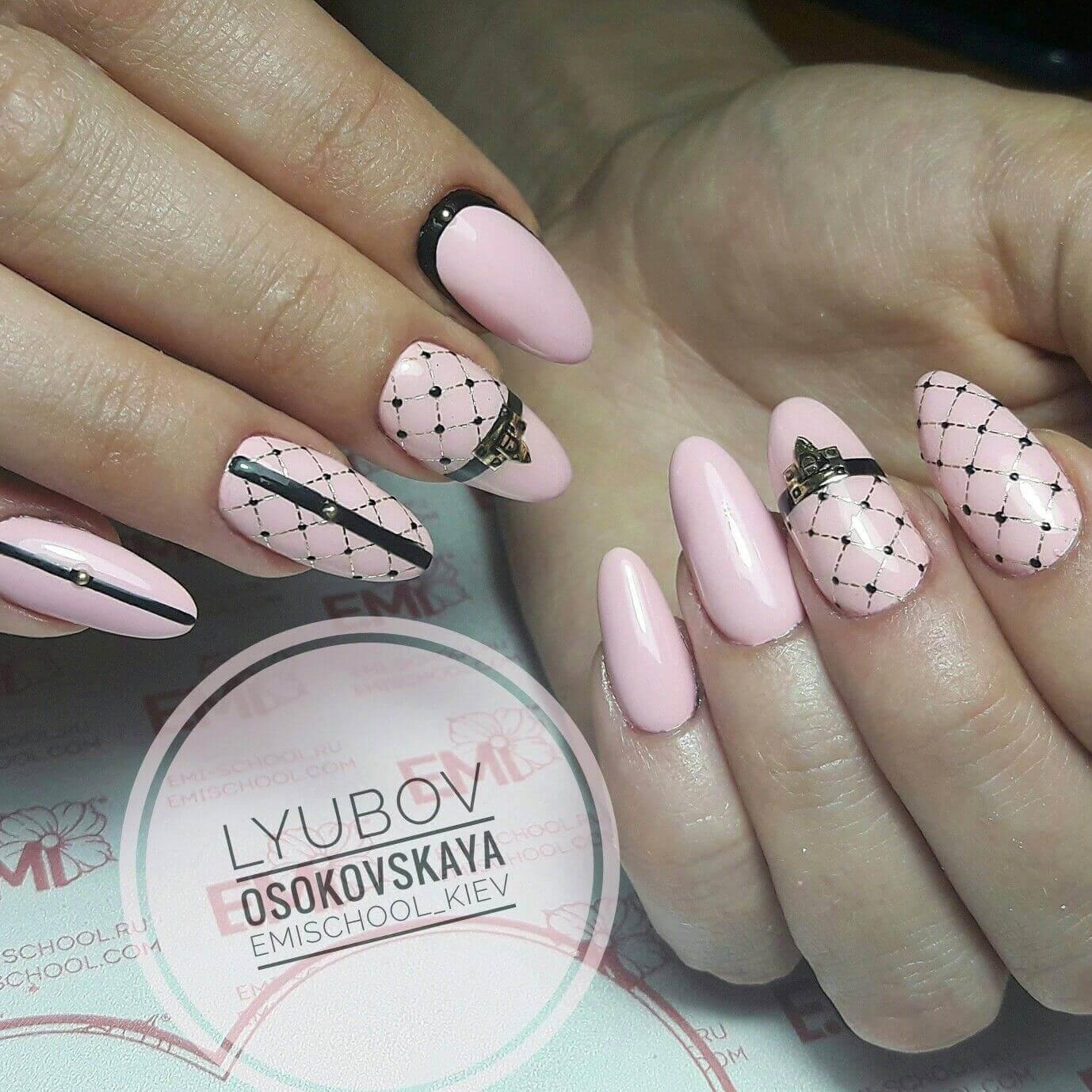 Ongles imprimés en rose