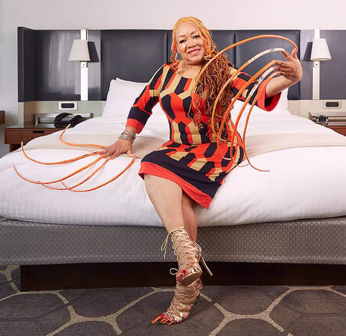 la femme avec les ongles les plus longs du monde