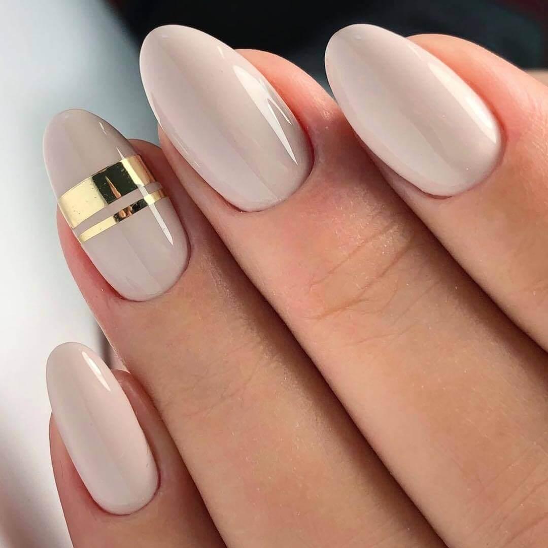 les ongles simples de la mariée nue avec de l'or