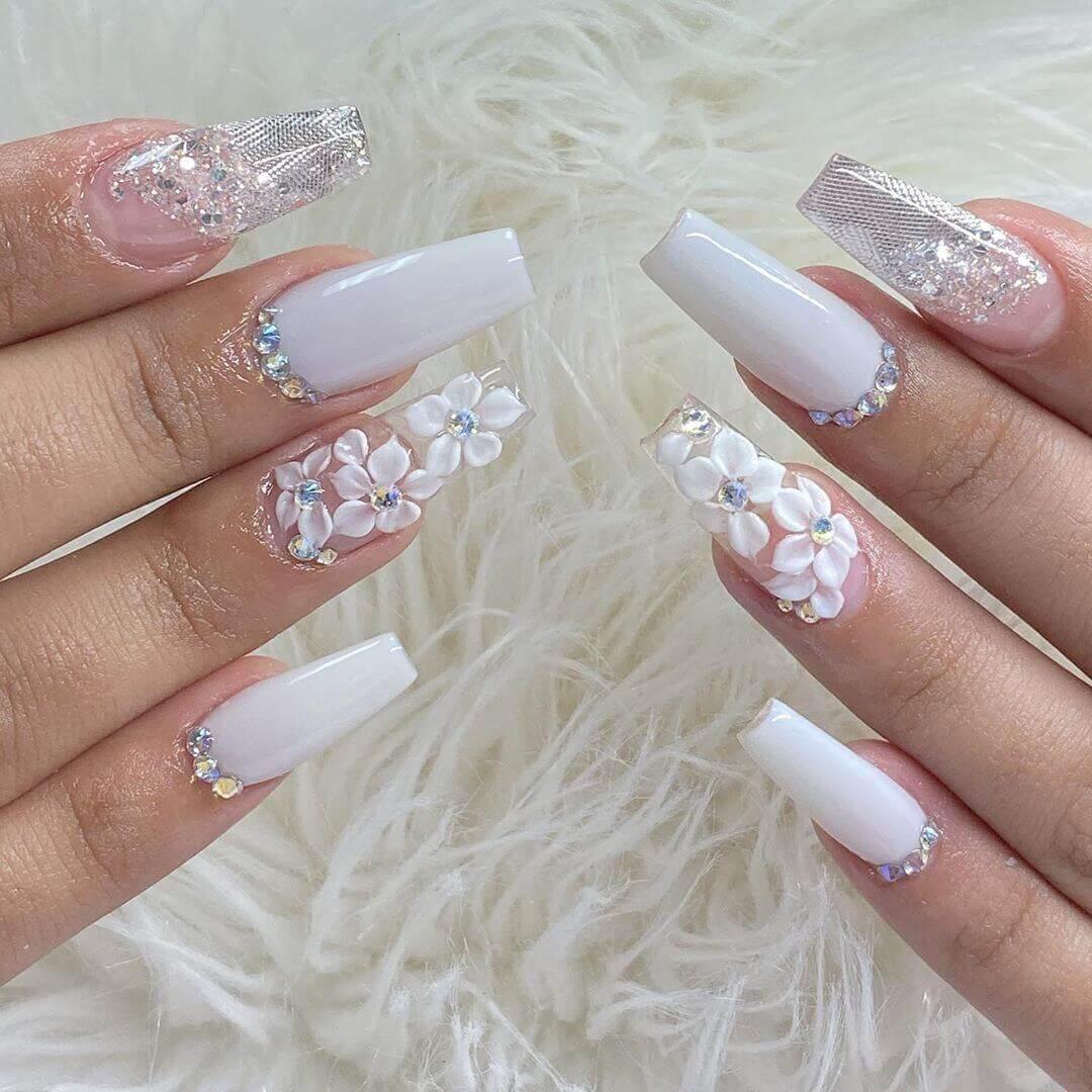 longs ongles blancs avec fleurs