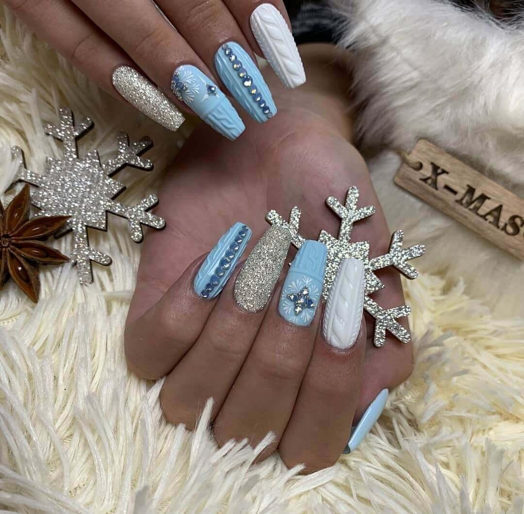 longs ongles bleu clair et blancs