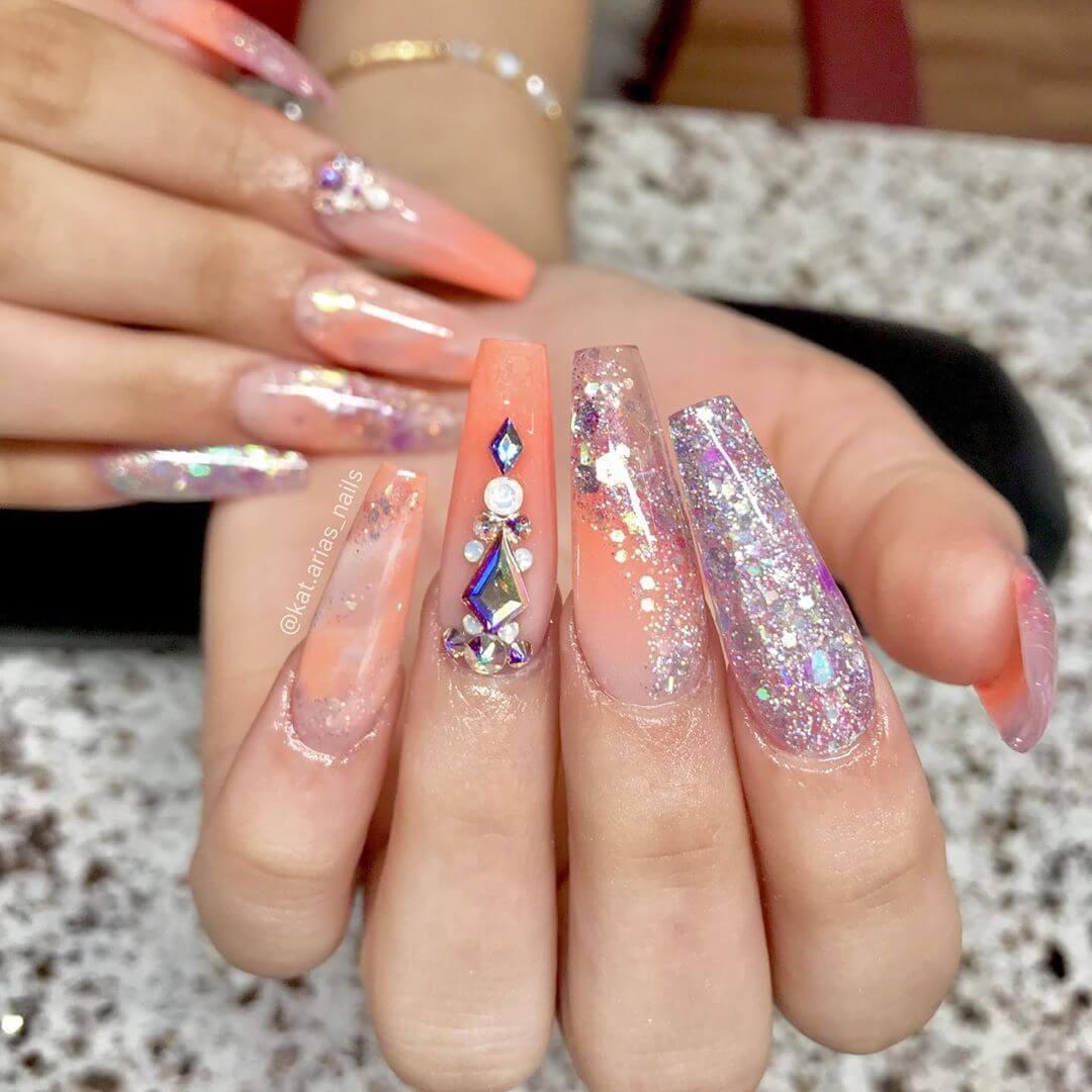 longs ongles couleur saumon avec paillettes