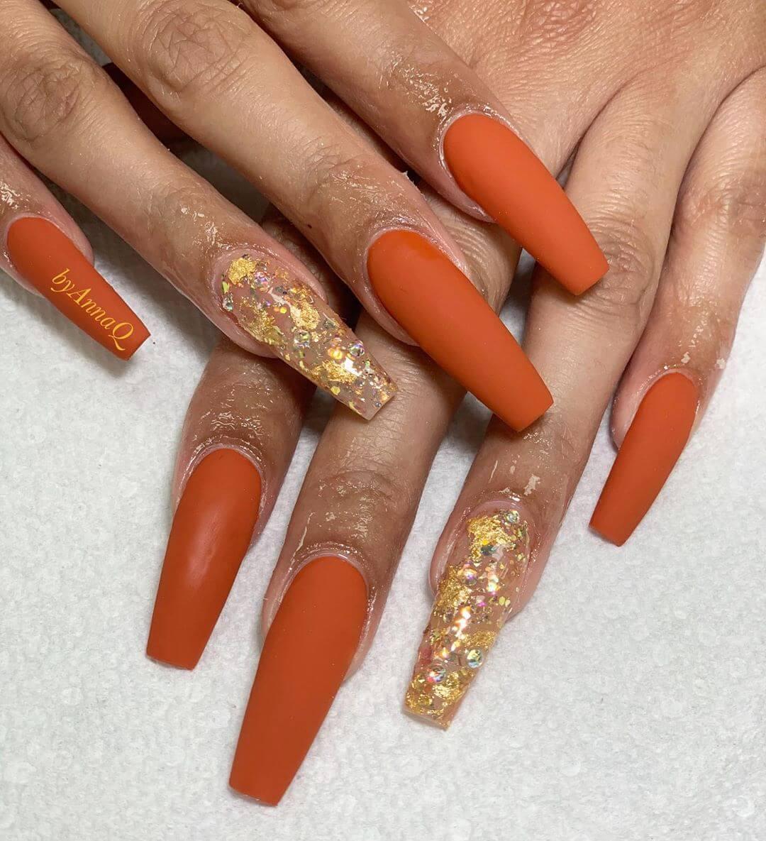 longs ongles de brique