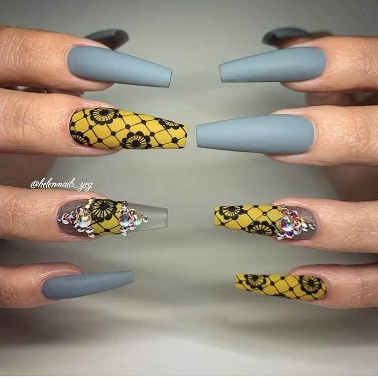 longs ongles gris et jaunes