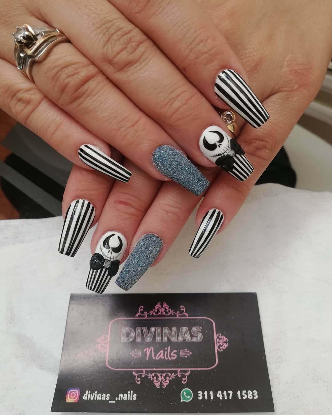 longs ongles noirs et blancs