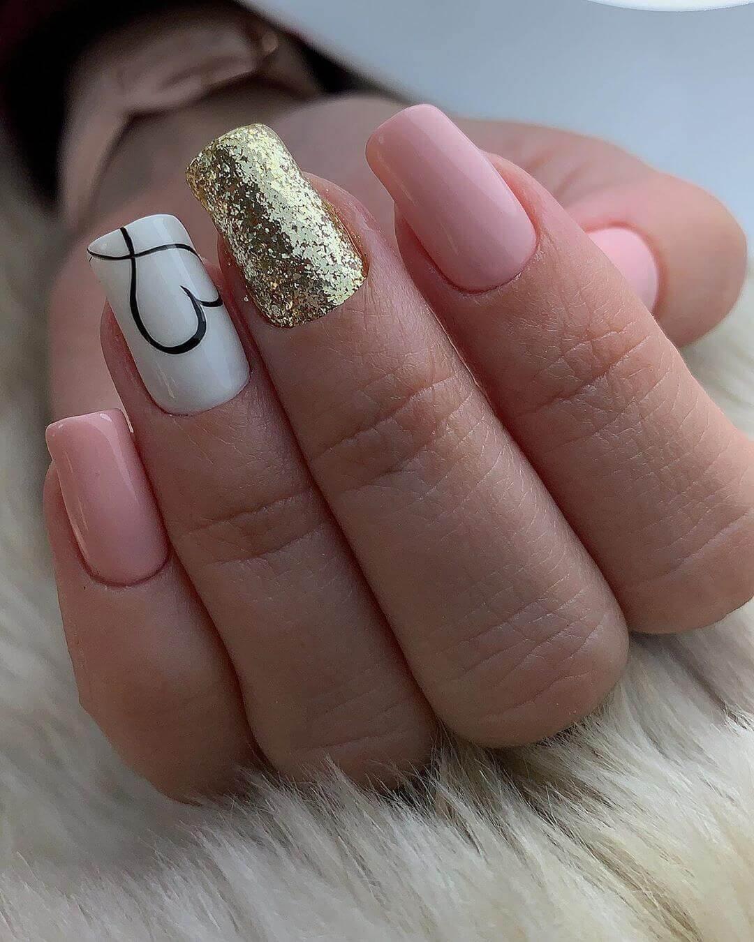 longs ongles roses et dorés