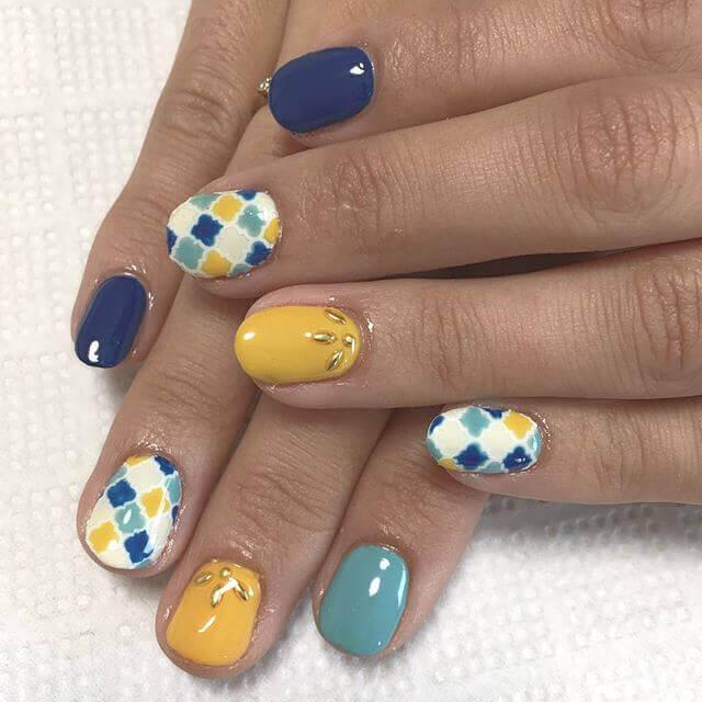 Avec des figures aux couleurs pastel