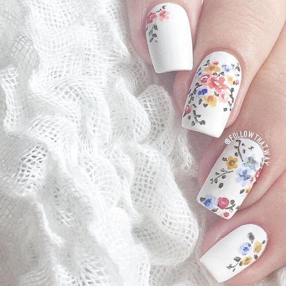 Beau bouquet de fleurs sur les ongles
