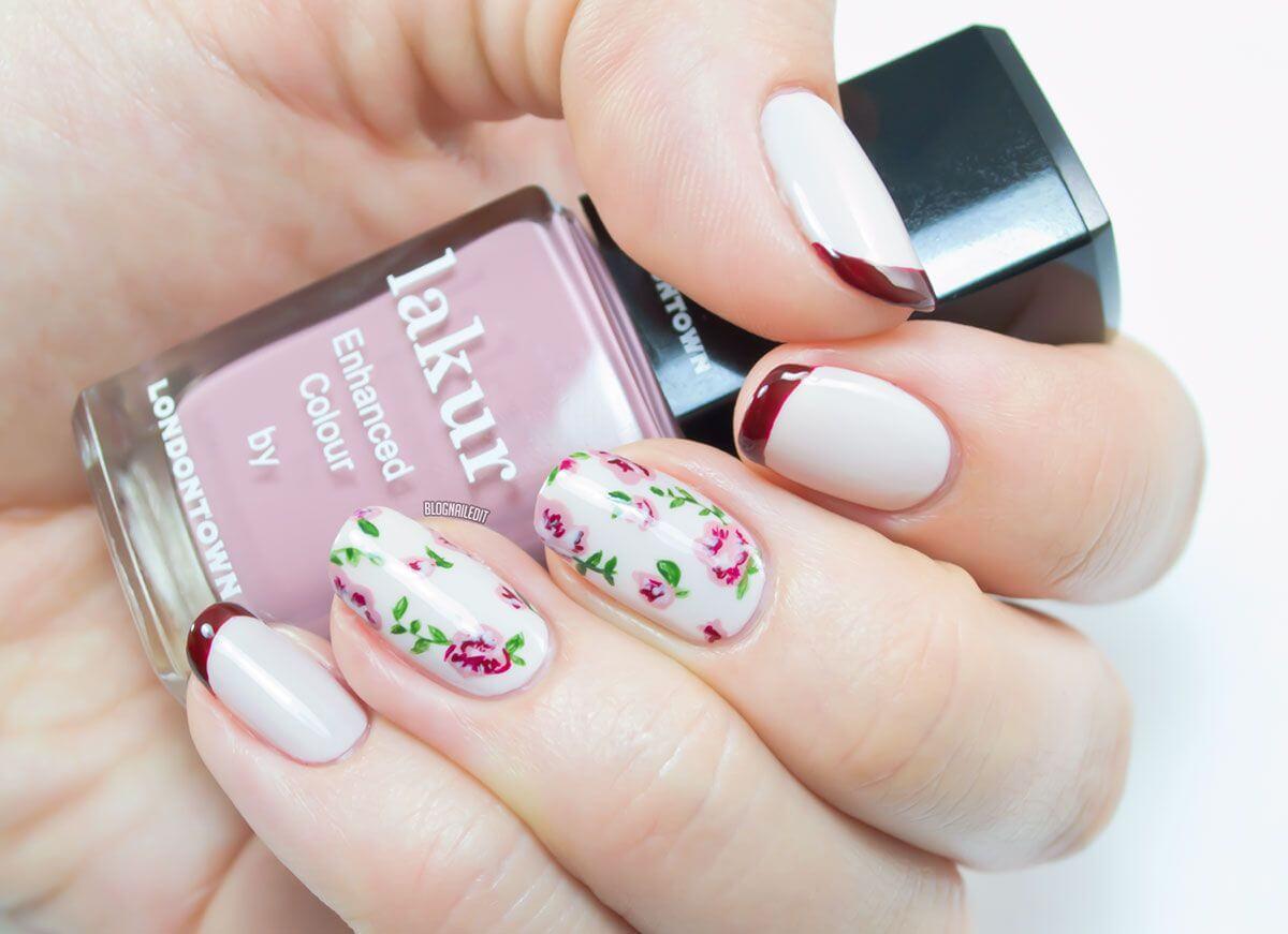 Décoration d'ongles à la française avec fleurs