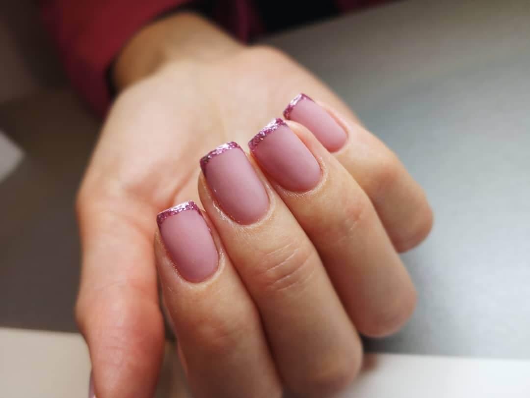 france sur les ongles nus