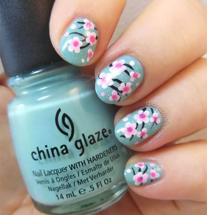 Conception facile des ongles avec des fleurs de printemps