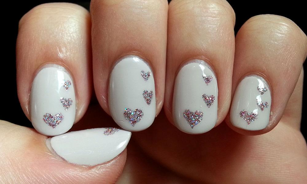 certains peints avec des coeurs de nail art (3)