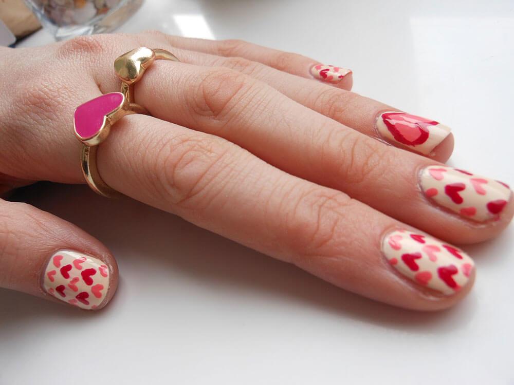 certains peints avec des coeurs de nail art (4)