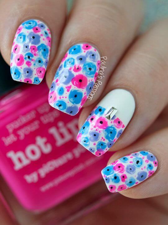 Design d'ongles avec petites fleurs
