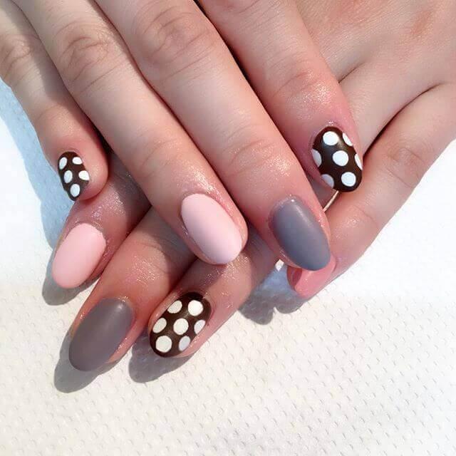 En gris, rose, noir et à pois