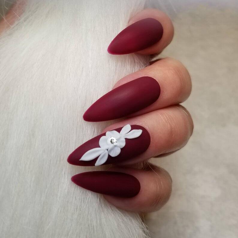 ongles à vin de mariage en fleur blanche