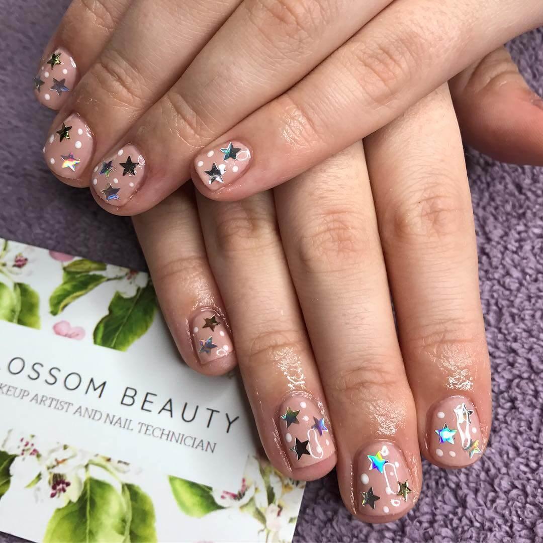 ongles avec étoiles de noël pour les filles