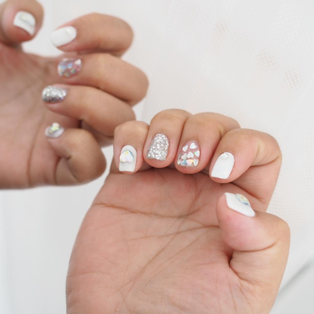 ongles blancs avec coeurs