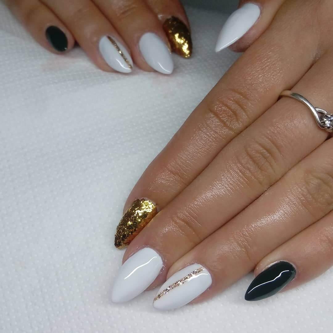 ongles blancs avec or pour la mariée