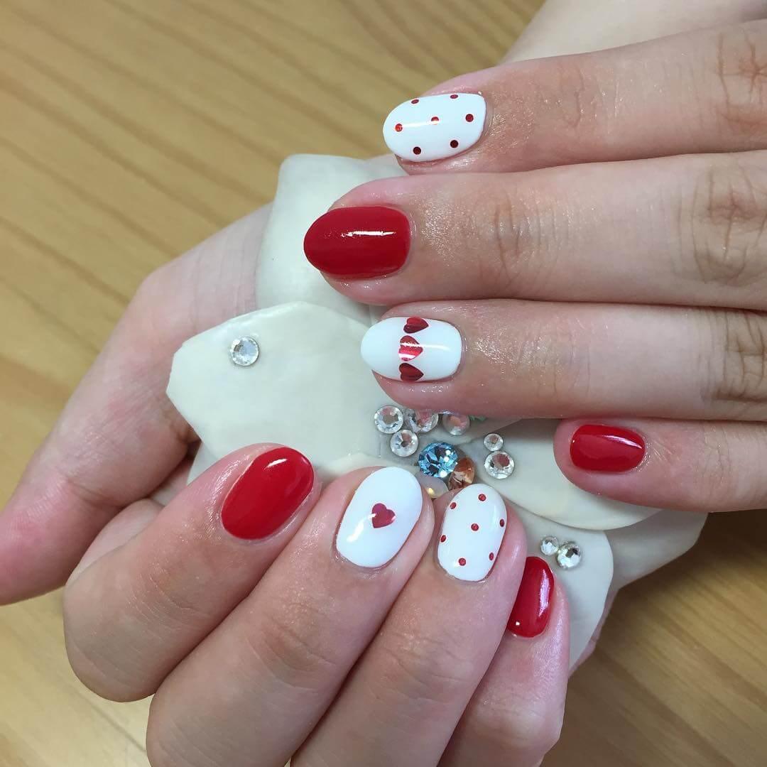 ongles blancs coeurs rouges