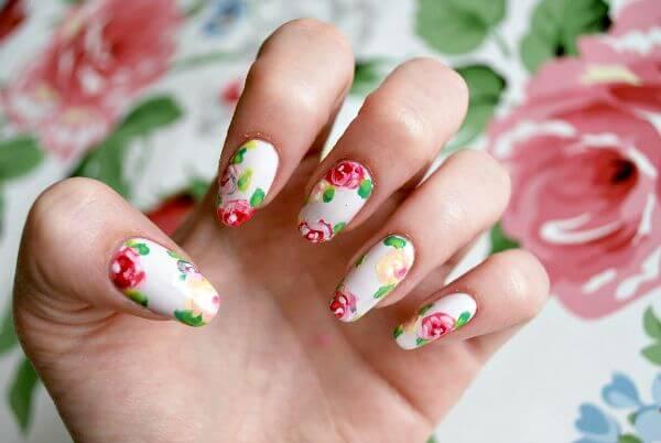 Décoration d'ongle amande avec fleurs