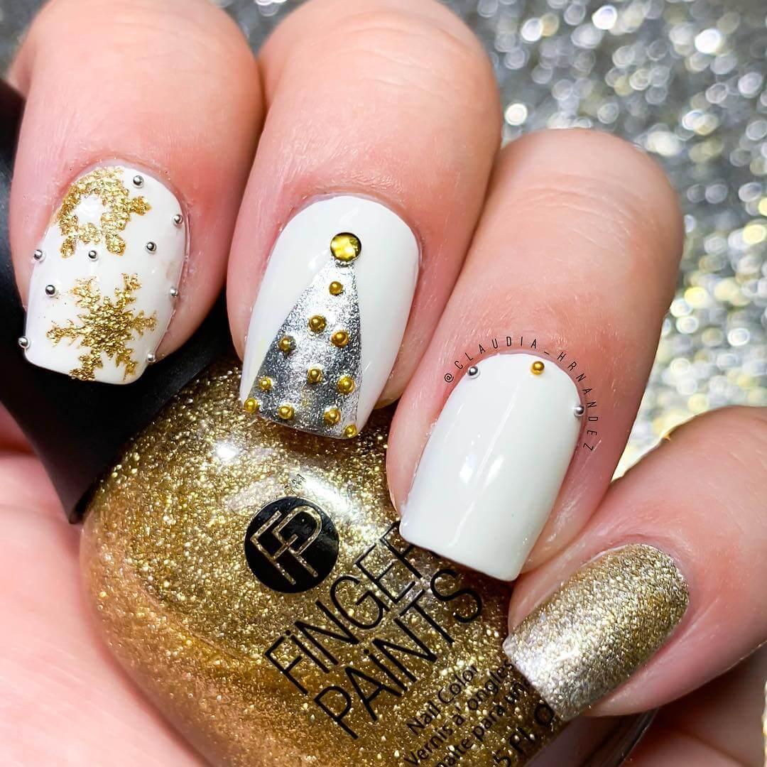 ongles blancs et dorés élégants