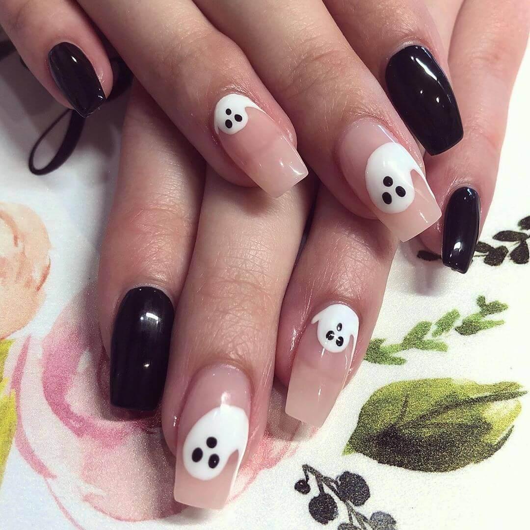 ongles blancs fantômes d'halloween