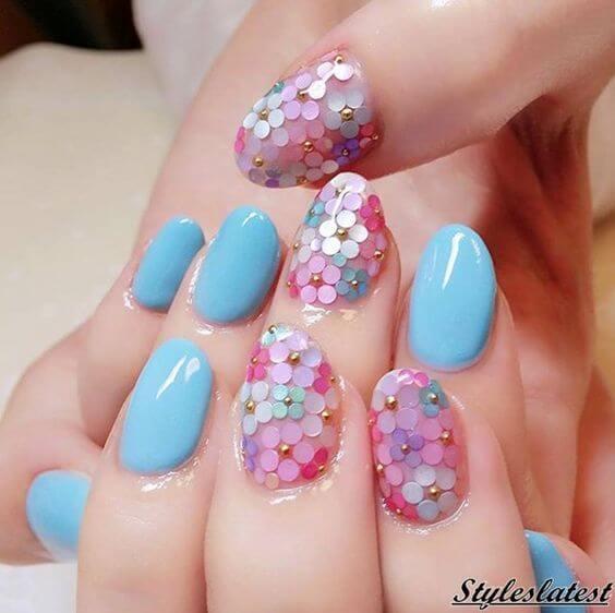 ongles bleu clair avec fleurs pastel