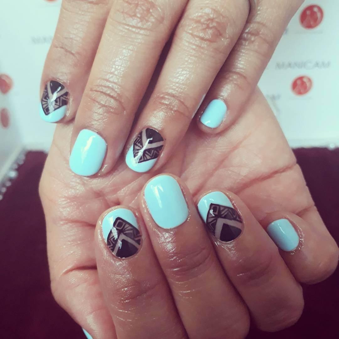 ongles bleu clair avec noir