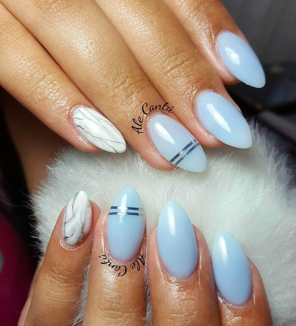ongles bleu clair avec ruban adhésif