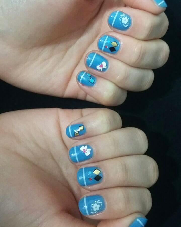 ongles bleu clair pour les filles