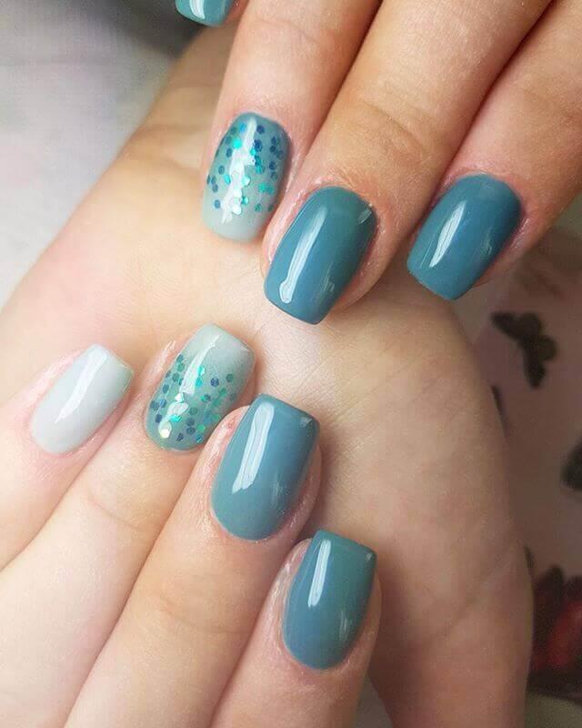 ongles bleu clair