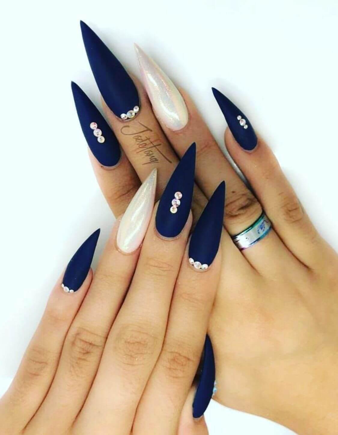 ongles bleus à stiletto