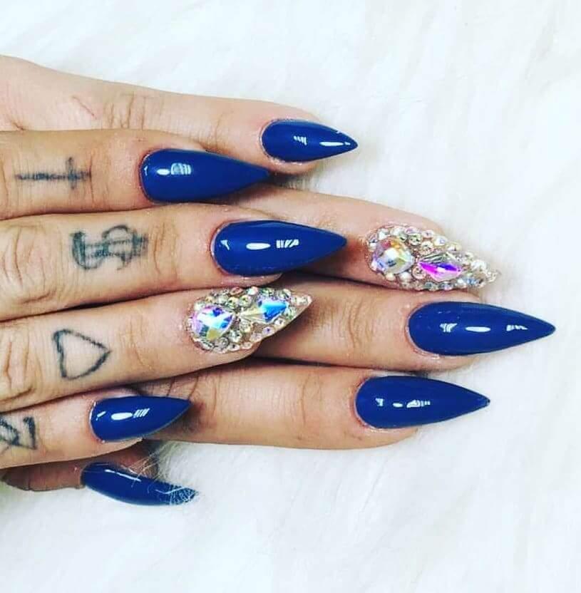 Ongles bleus avec pierres