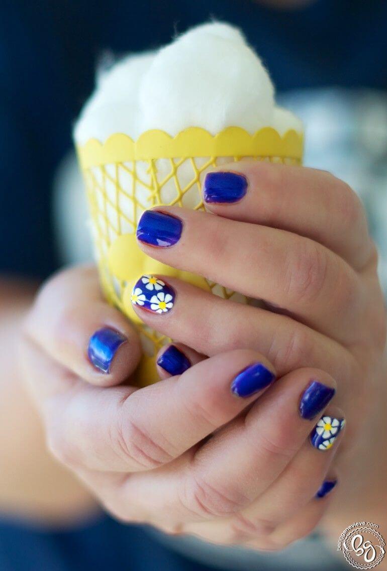 Ongles bleus avec marguerites